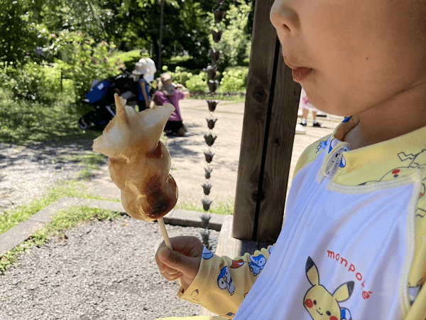 夕焼け小焼けふれあいの里でお団子を食べている次男