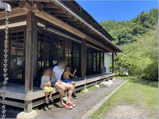 夕やけ小やけふれあいの里でお団子を食べている様子