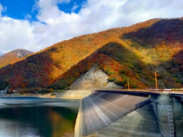 深山湖（深山ダム）の紅葉